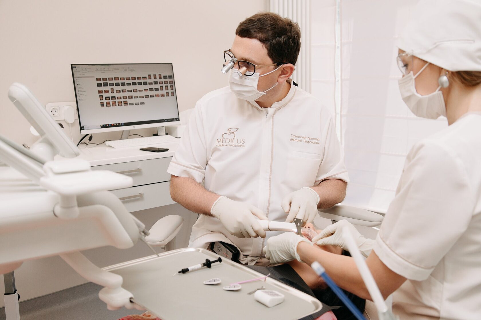 Врач MEDICUS проводит стоматологическую диагностику пациенту