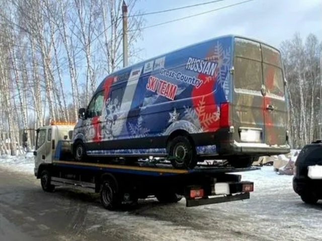 Эвакуатор для микроавтобуса в узком дворе