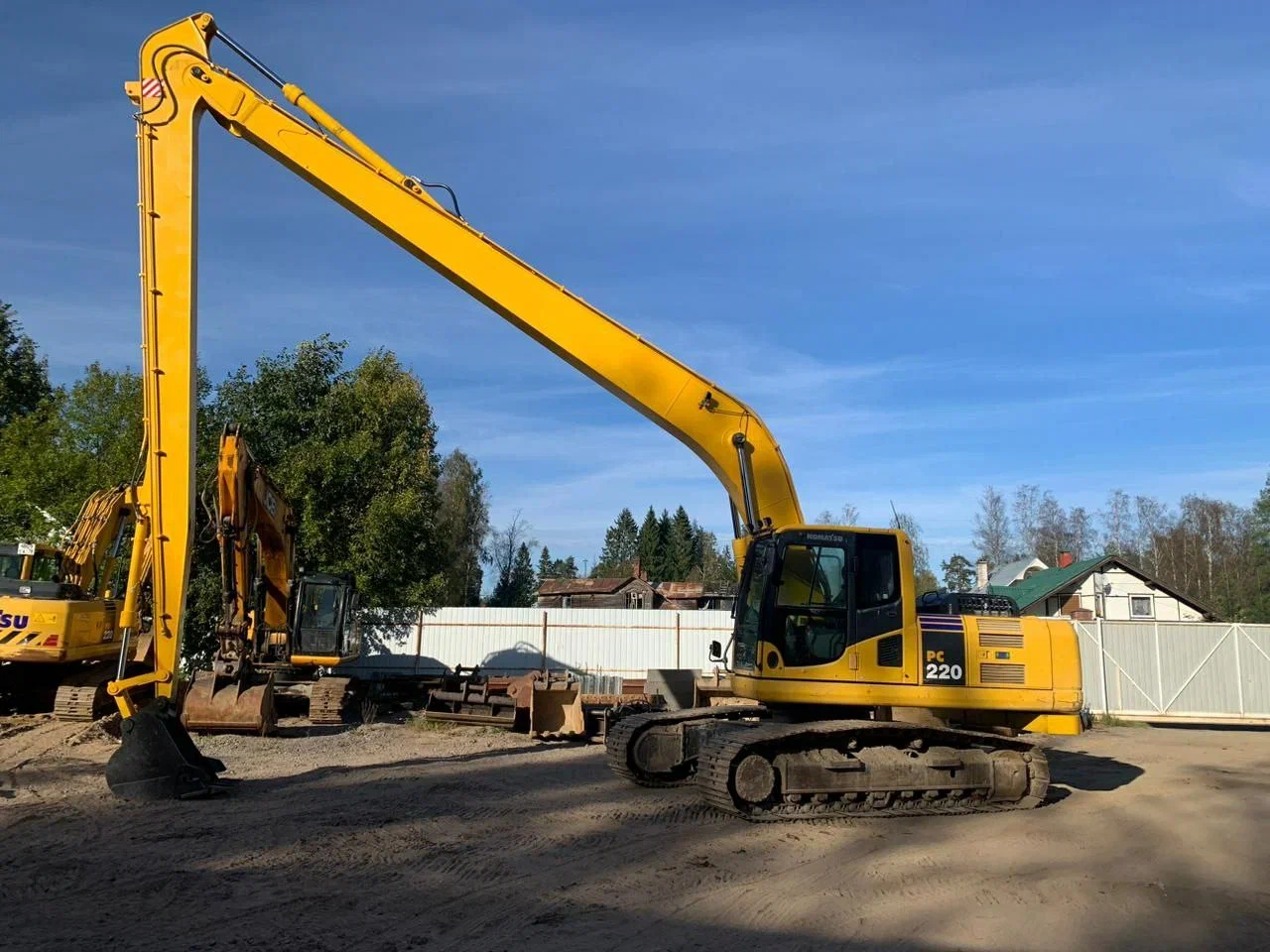 Длиннорукий гусеничный экскаватор Komatsu PC220-8M0
