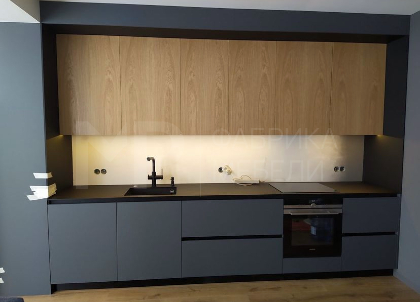 прямая кухня в темном цвете