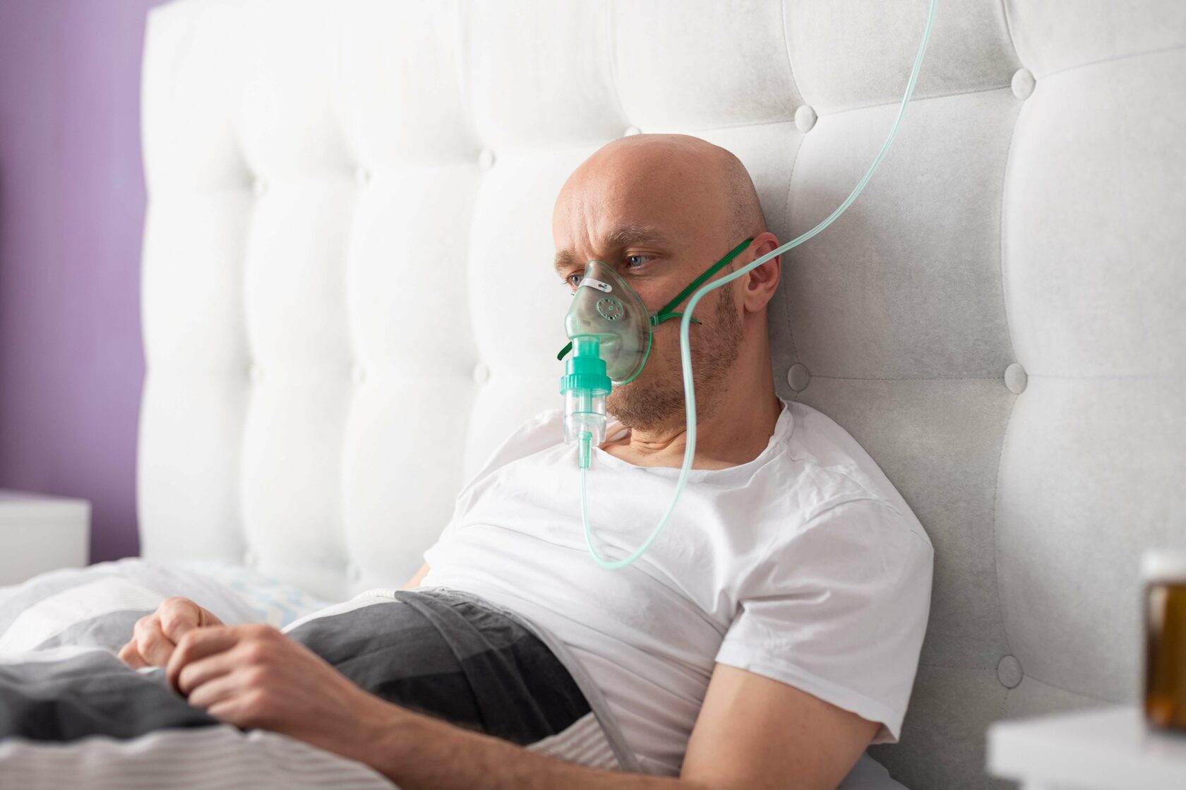 Кислородная маска в домашних условиях. Человек в кислородной маске. Пациент с кислородной маской. Больной в кислородной маске. Маска для кислорода в больнице.