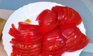 Приготовление кабачкового торта с помидорами, сыром и чесноком: шаг 5