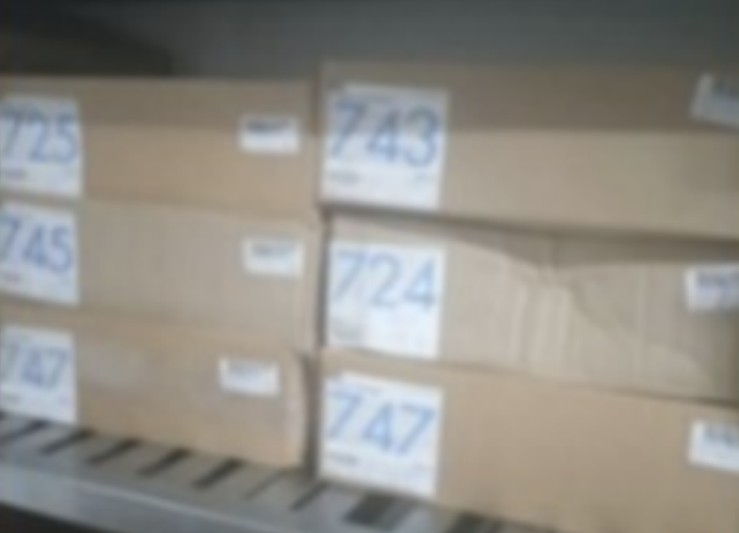 Продукция на полках холодильной камеры