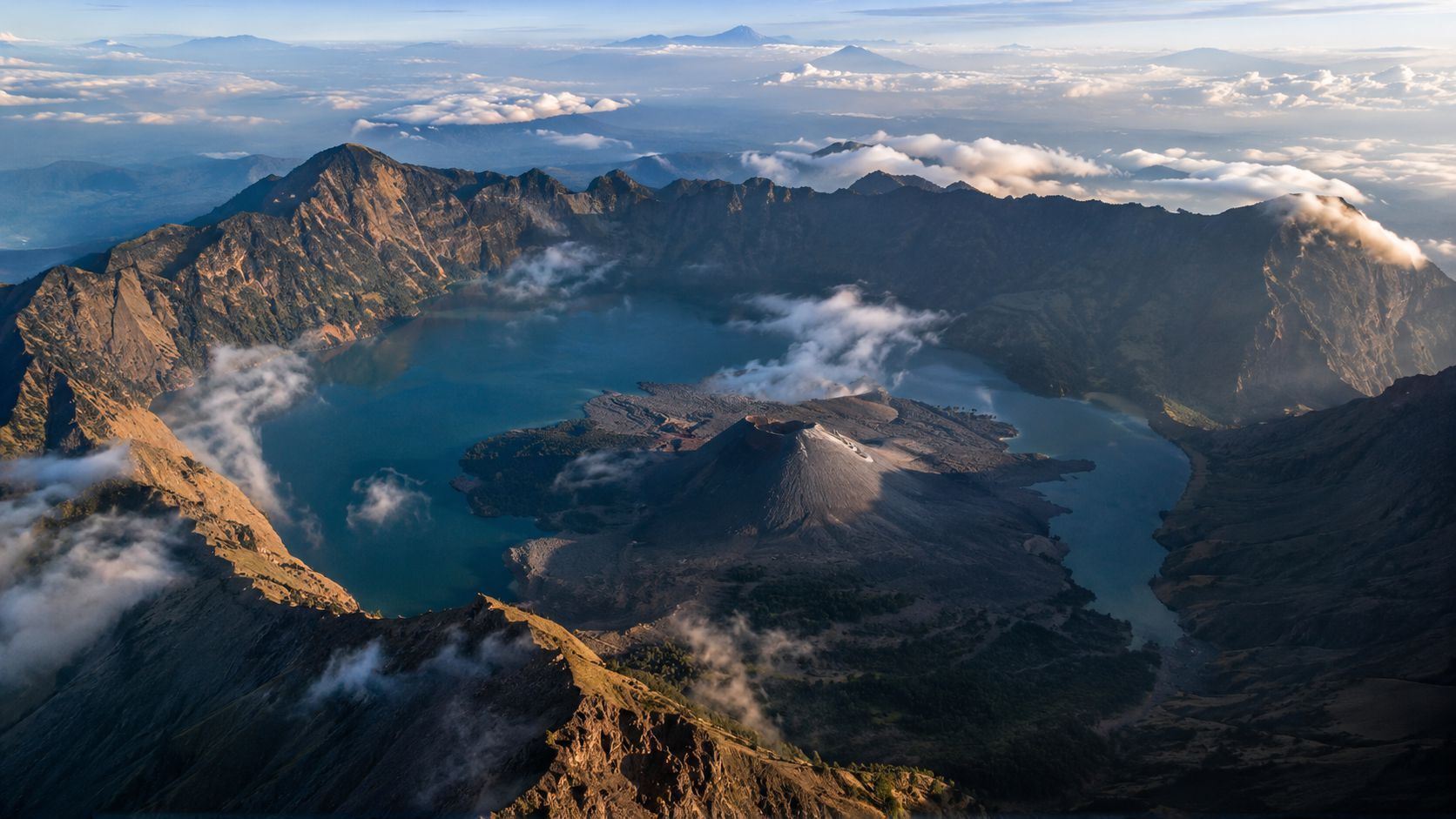Danau Segara Anak dan kaldera vulkanik Gunung Rinjani