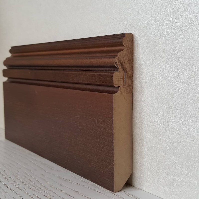 Элегантный плинтус из массива дерева с четкими линиями и природной текстурой, отлично подчеркивающий стиль интерьера