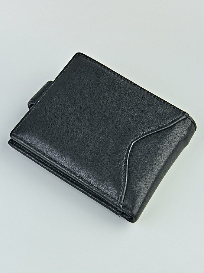 Портмоне мужское. Изделие выполнено из натуральной кожи, закрывается на кнопку.