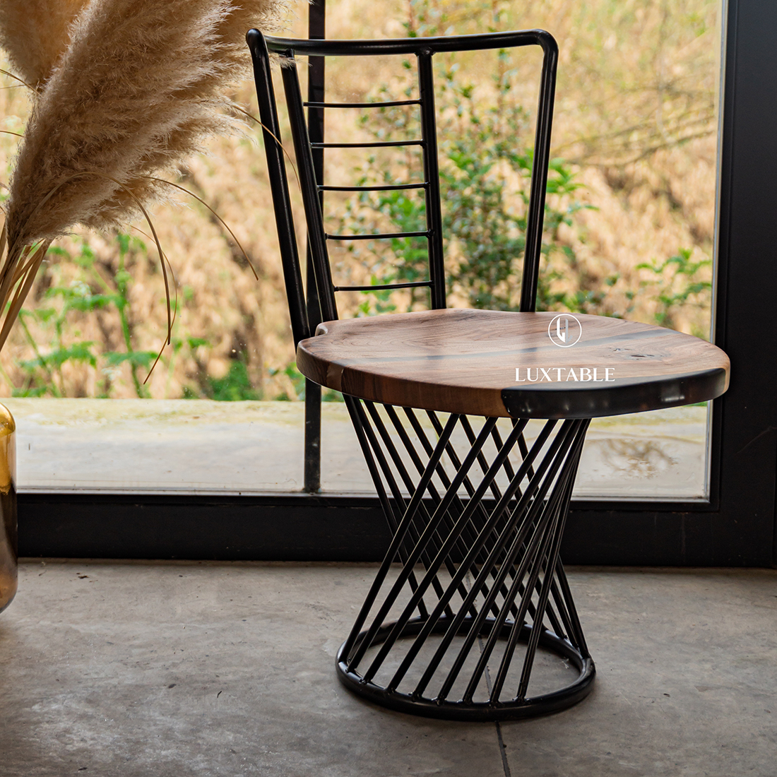 Tavolo Continental in noce europeo e resina turchese pigmentata