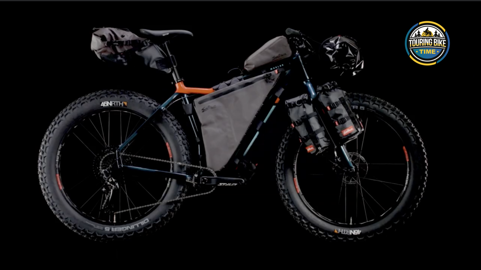 Велосипед Salsa Mukluk с четырьмя 4,5 литровыми сумками на вилке