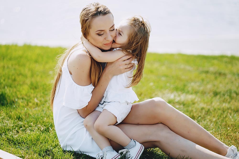 Мама и дочка целуются. Мама целуется с дочкой. Мама и дочка целуются в любительском. Мама и дочка целуются в любительском русские.