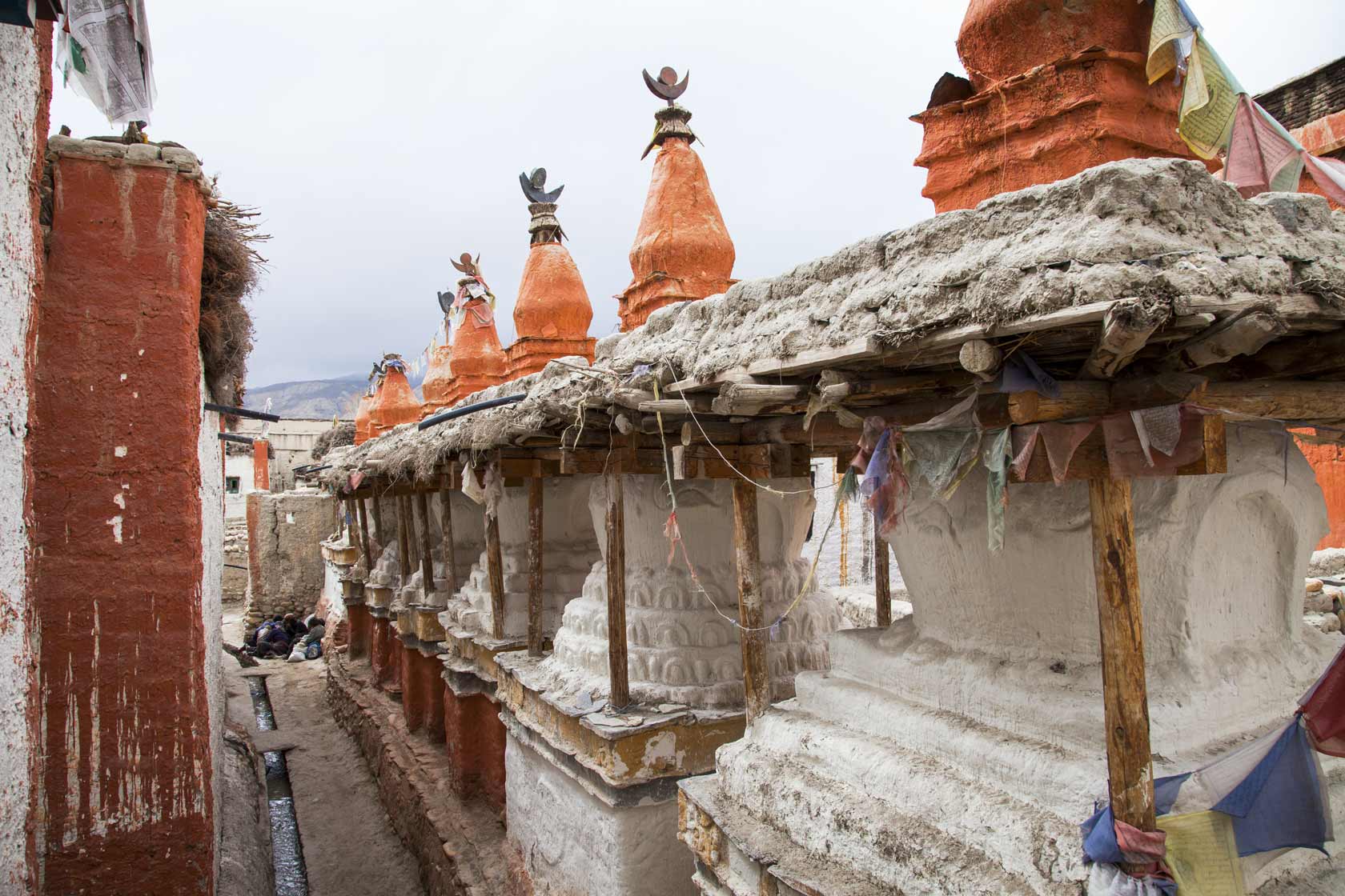Группа из восьми чортенов у монастыря Тубчен Гомпа в Ло-Мантанге, Верхний Мустанг, вдоль узкого прохода внутри крепостной стены