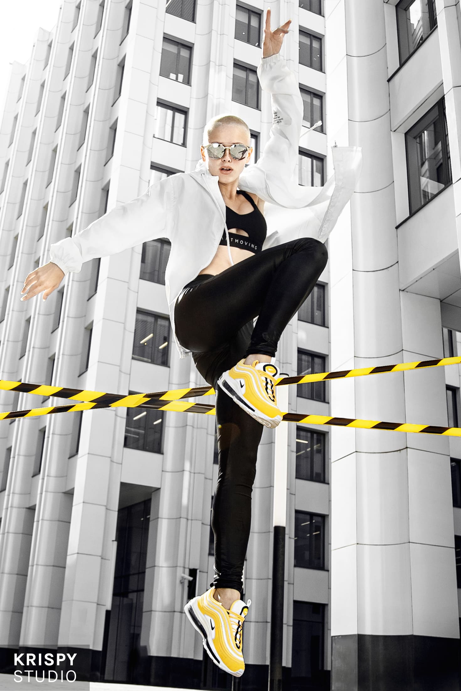 Фотосессия кроссовок Nike унисекс на фоне футуристичной архитектуры