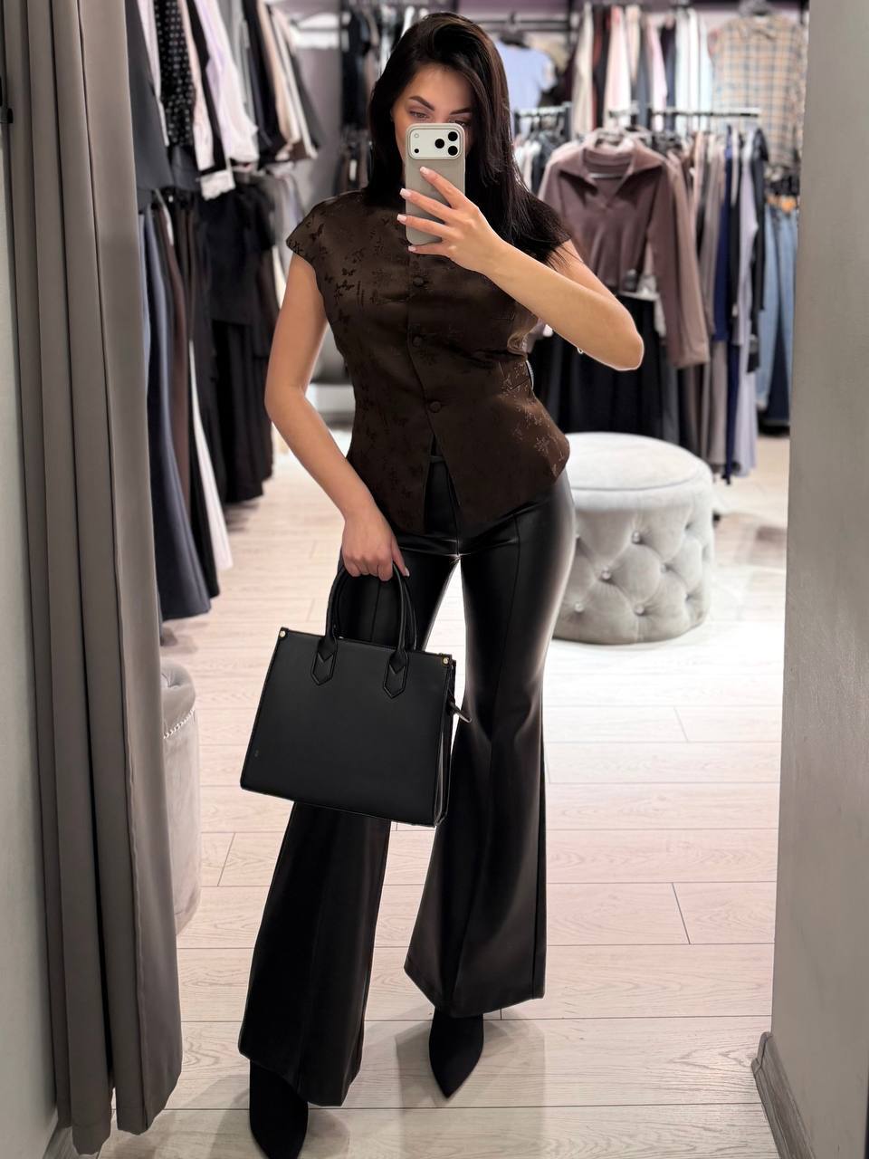 Шоколадный жилет, брюки-клёш и сумка — образ из шоу-рума TopNotchShop, Братск