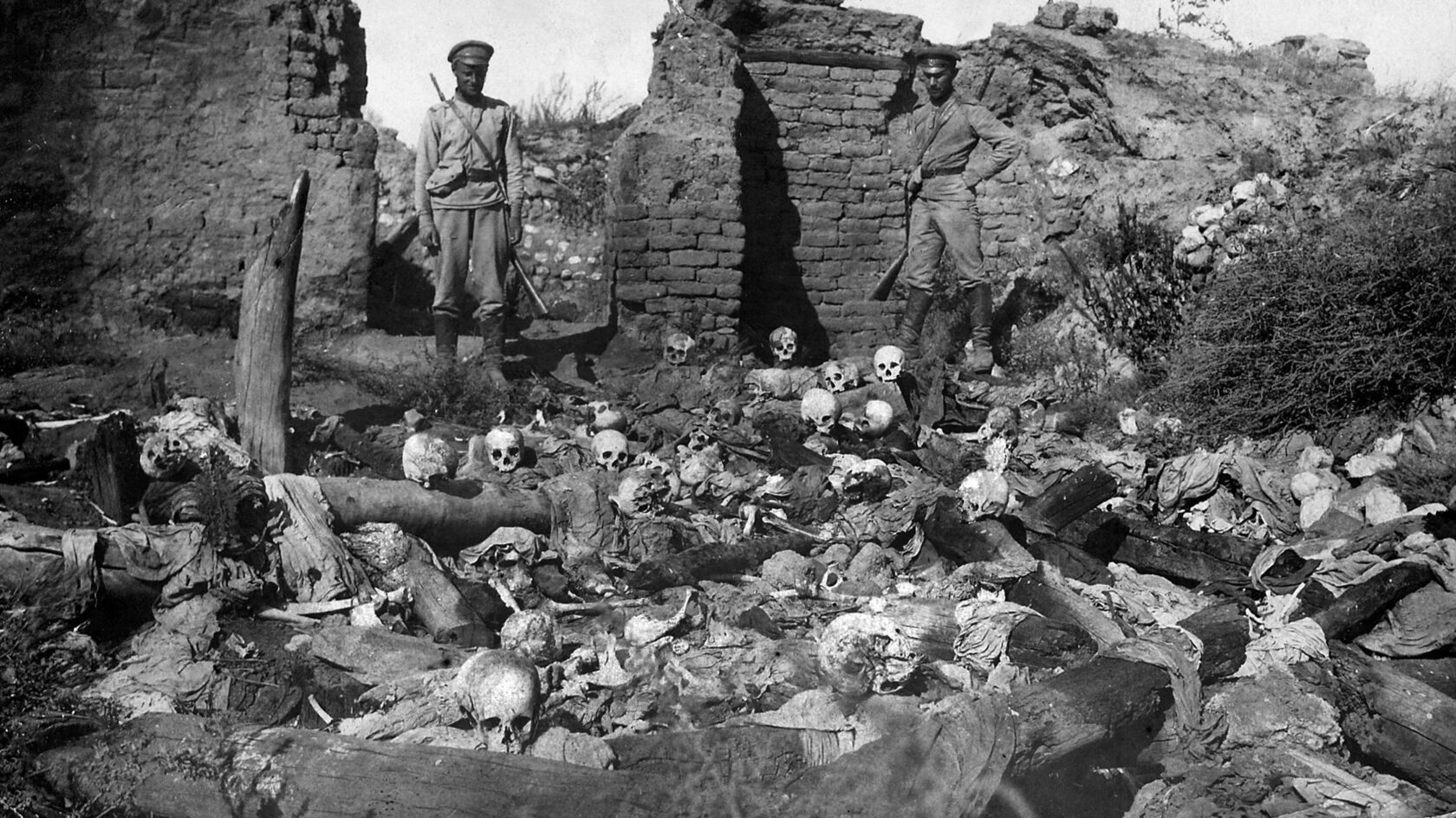 Русские солдаты у останков жителей армянского села Шейхалан, сожжённых заживо турками во время геноцида