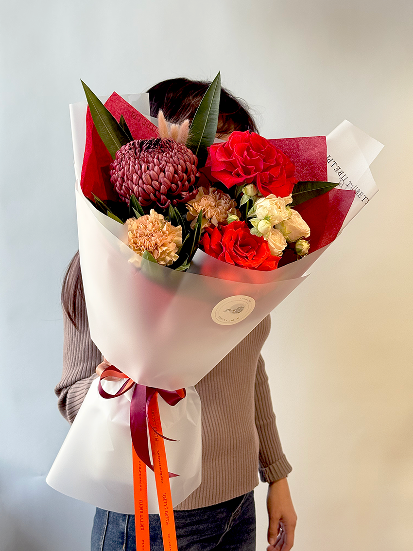 Свежий букет с хризантемой и розами с доставкой по Краснодару