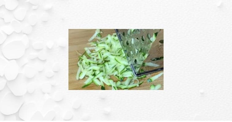 Приготовление омлета с кабачком и сыром на сковороде: шаг 2