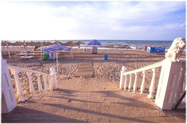 Пляж Золотой берег в Лермонтово