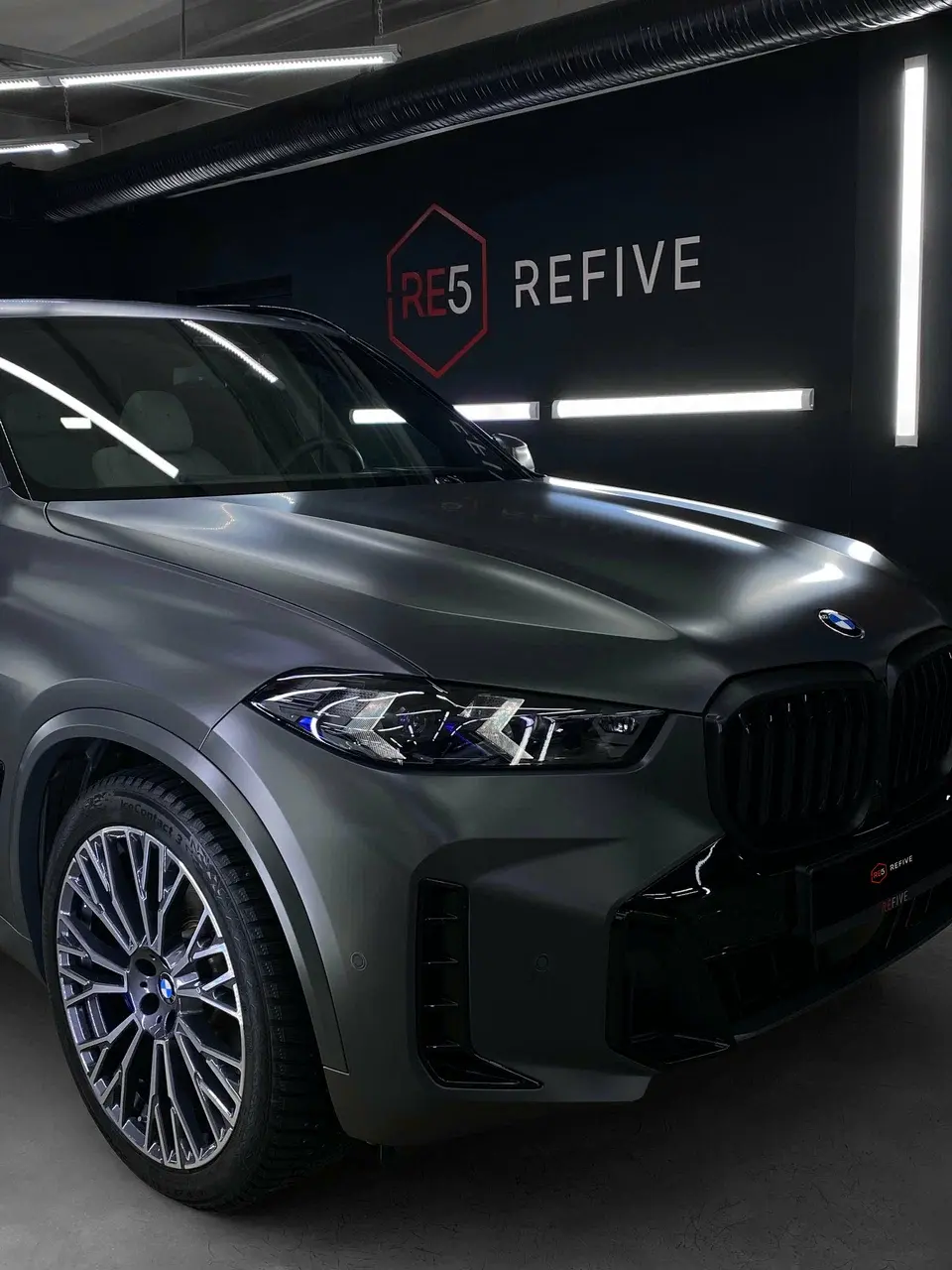 BMW X7 в студии детейлинга Refive после нанесения полиуретановой плёнки