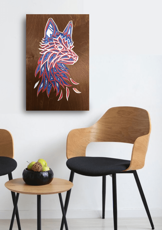 Деревянное панно с головой лисы. В дизайне используются красные и синие линии на коричневом фоне, придающие абстрактный и динамичный вид с острыми углами и яркими оттенками