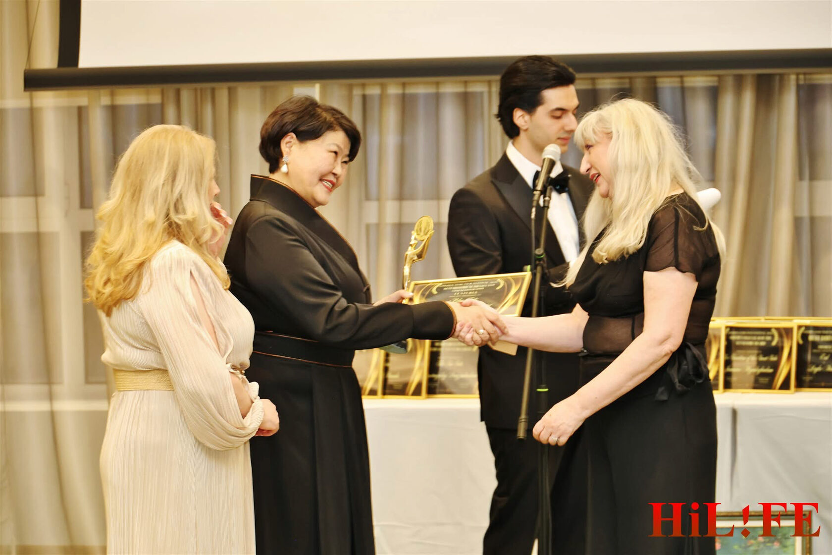 Румяна Благоева и Цветанка Апостолова връчват награда на Golden Femi Film Festival 2026 
