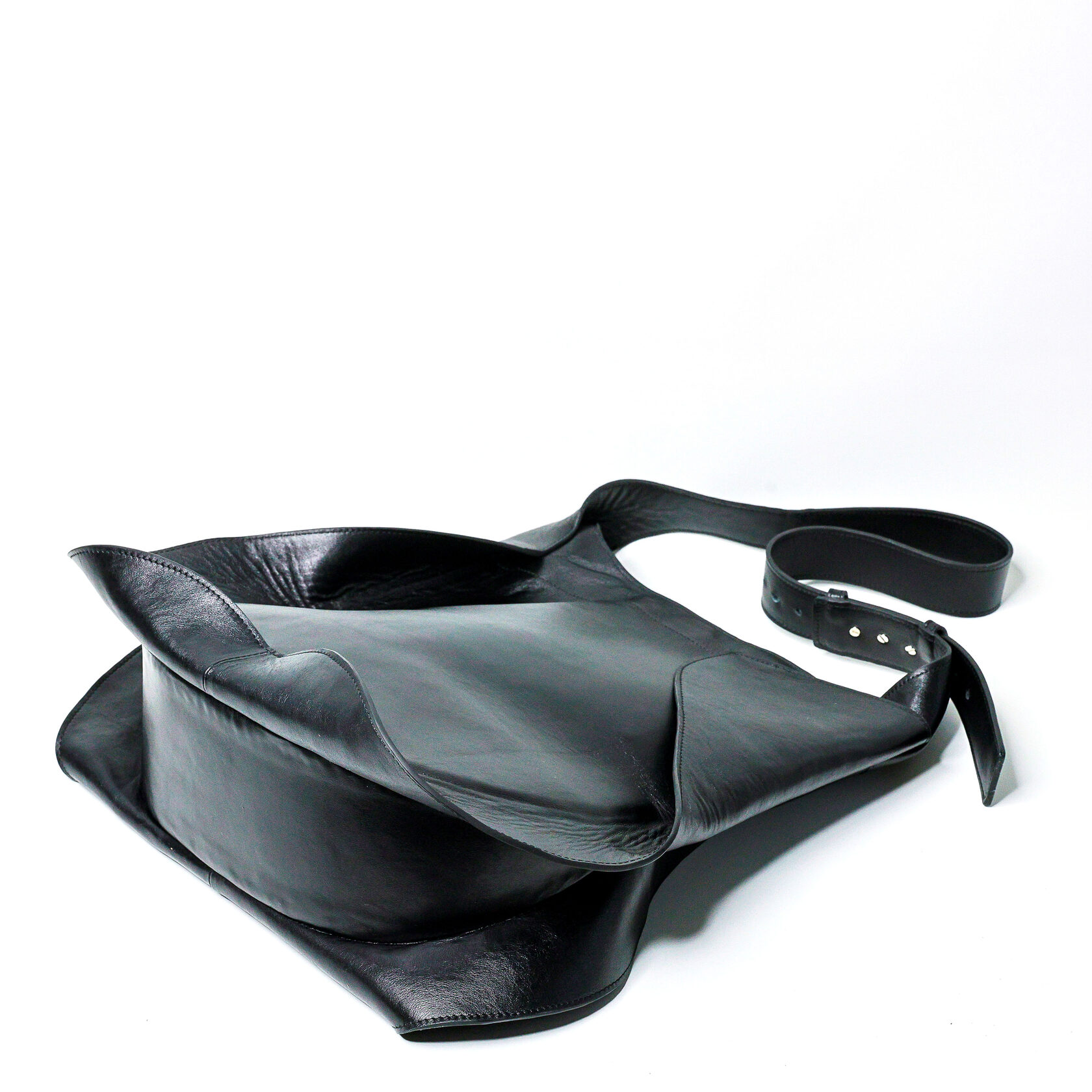 объемная дизайнерская сумка Wave тоут черного цвета из натуральной кожи премиум качества