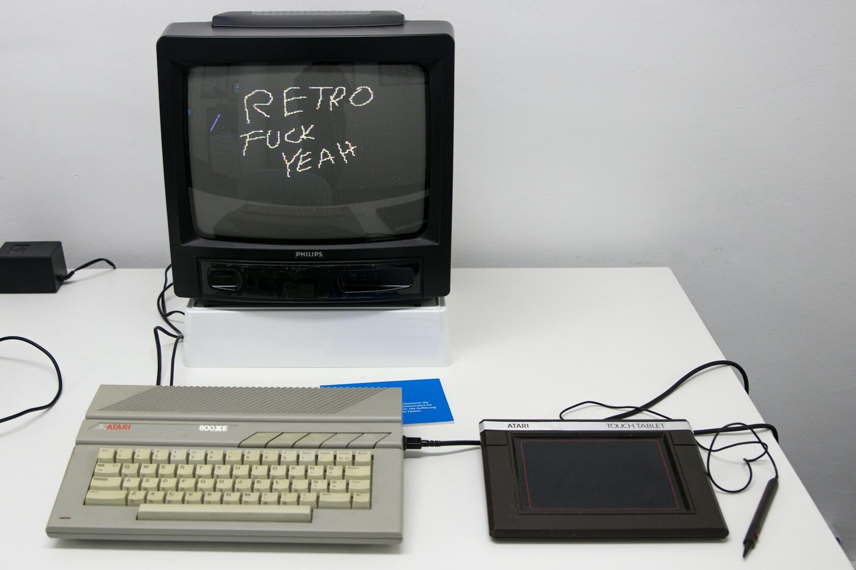 Подборка старых гаджетов: плееры, наушники и камеры на столе