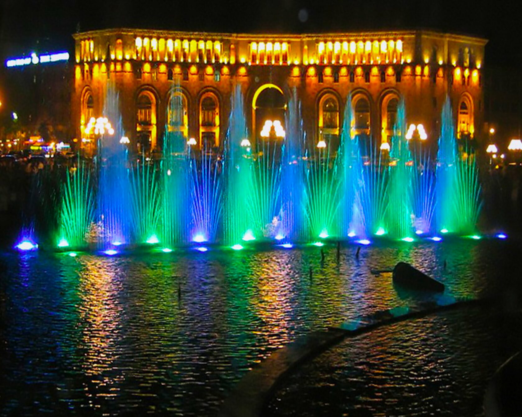 Ереван часы работы. Поющие фонтаны Ереван. Площадь Республики Ереван Поющие фонтаны. Фонтаны в Армении в Ереване. Поющиефантаны Ереван Армения.