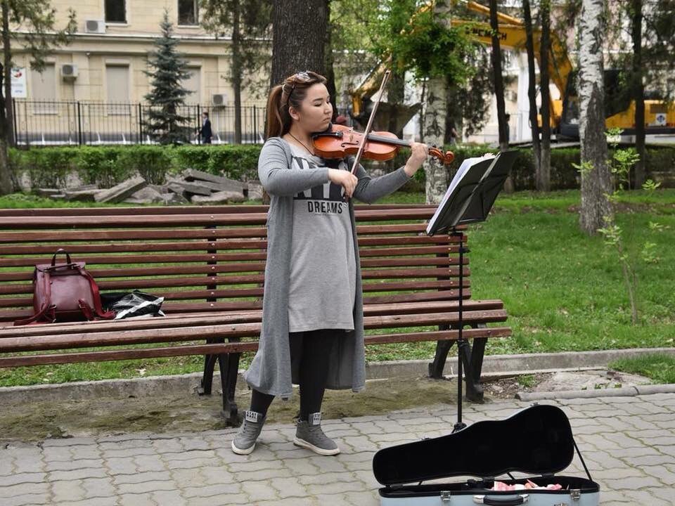 Зачем музыкантам. Уличные музыканты Пятигорска. Мелодия города. Уличная музыка. Музыка уличная очень красивая.