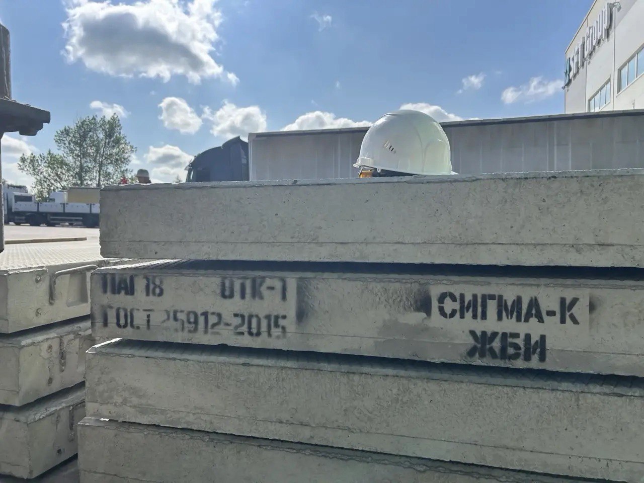 Доставка и разгрузка манипулятором аэродромных плит ПАГ-14 на строительный объект.