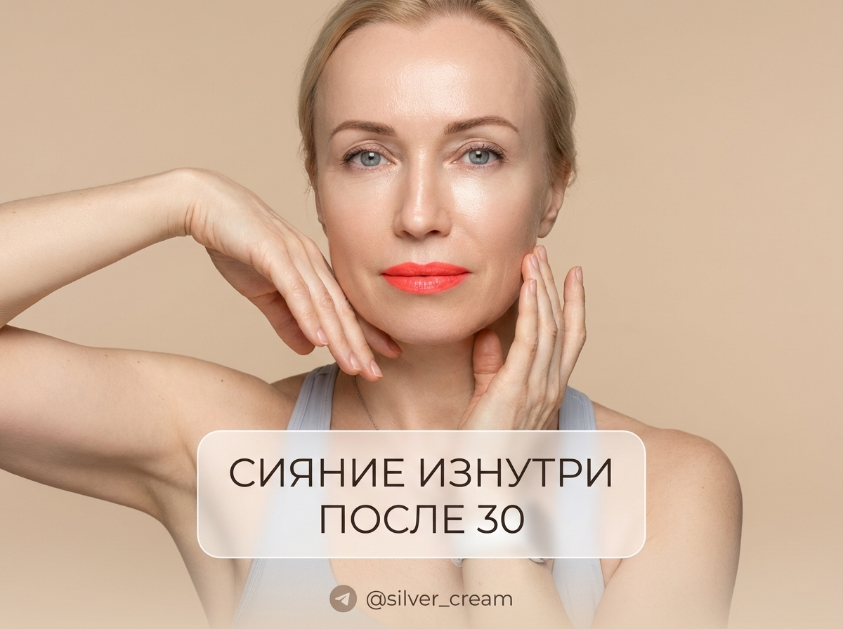 Ухоженная девушка 30 лет наносит крем на лицо перед зеркалом