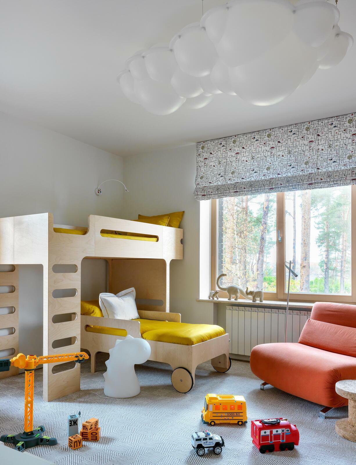 шторы Pierre Frey, кровать Rafa-kids, кресло Futura, светильник Nemo