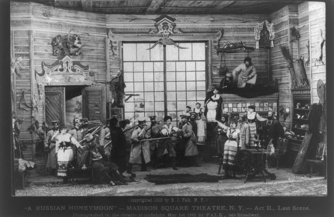 «Русский медовый месяц» — театр «Мэдисон-сквер», Нью-Йорк — акт II, последняя сцена. Фотография сделана в театре в полночь 1 мая 1883 года, фотограф Фальк.