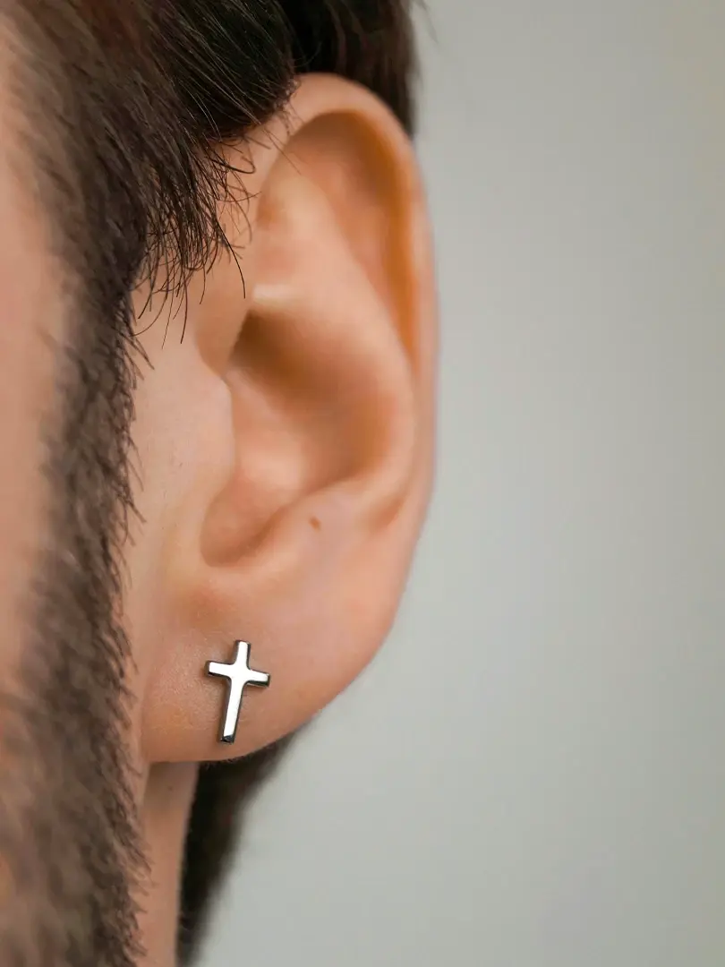 Аккуратный прокол мочки уха