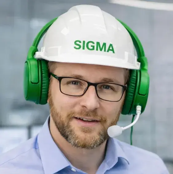 инженер SIGMA в офисе с гарнитурой консультирует по производству автоклавного газобетона AAC, техническая поддержка 24/7