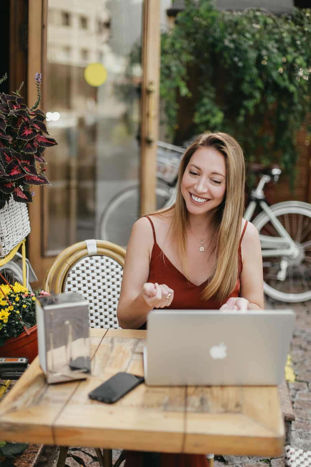 Ирина Колосова создала самые популярные онлайн курсы английского языка. Обучает английскому онлайн по всему миру.
