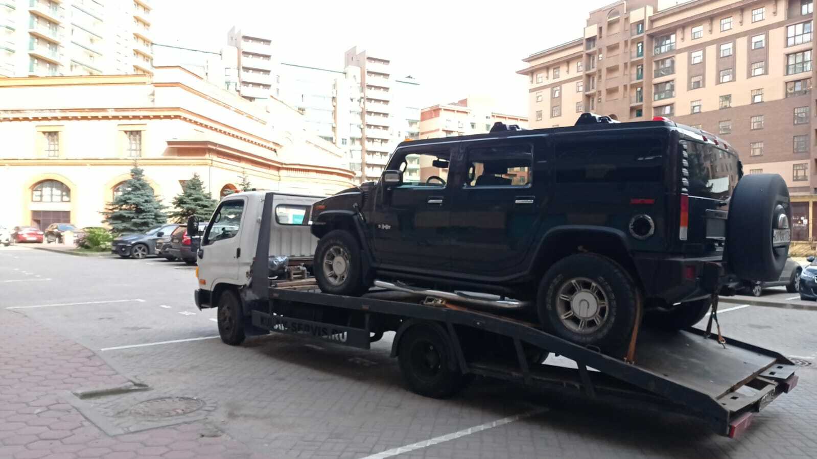Hummer H2 на эвакуаторе