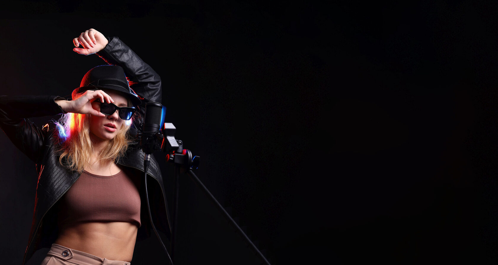 Диана Скокова позирует у микрофона