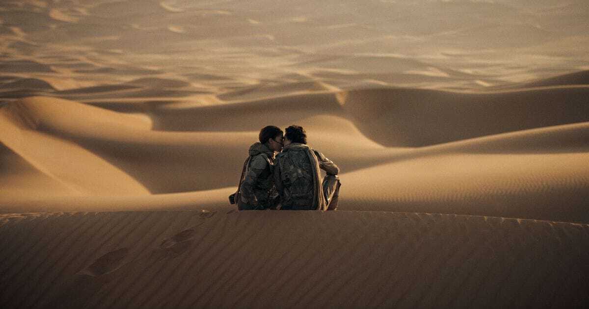 Dune pt. 2: Paul and Chani kiss while sitting on one of the many dunes of Arakis.