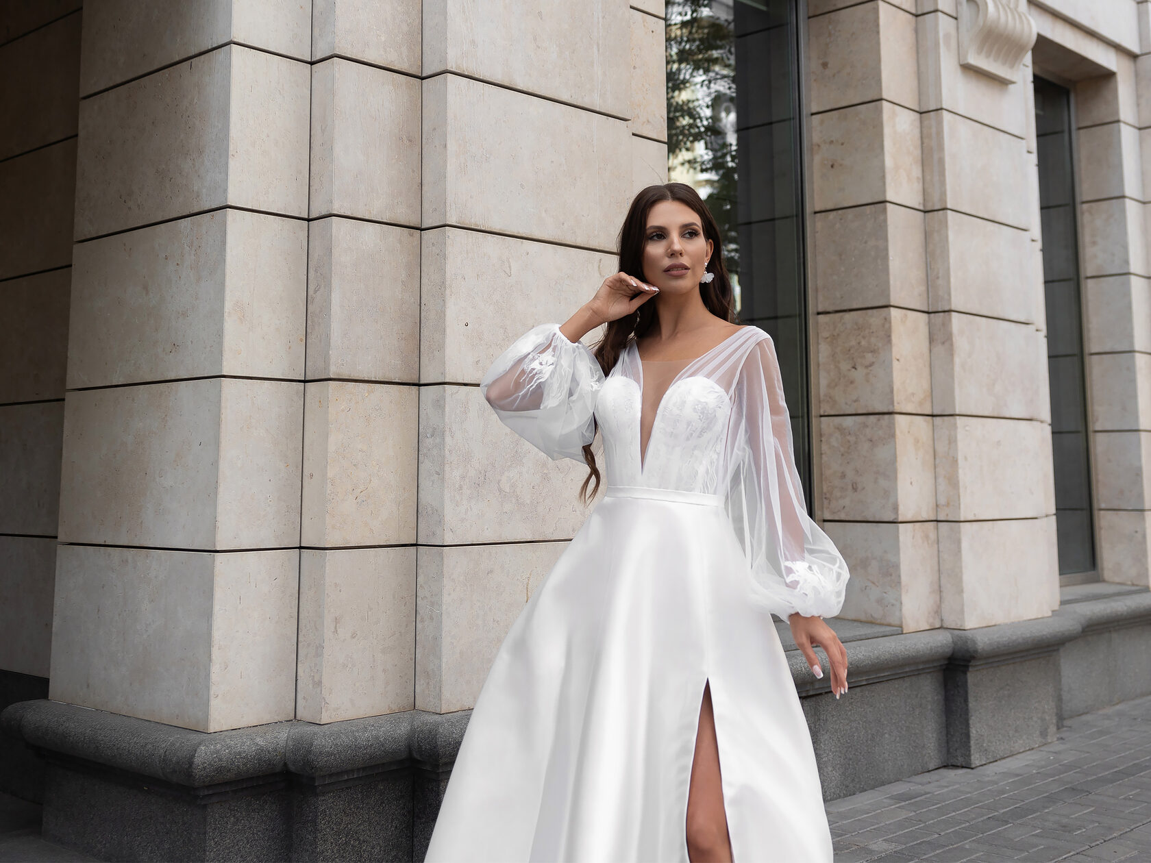 Свадебное платье атласное с разрезом