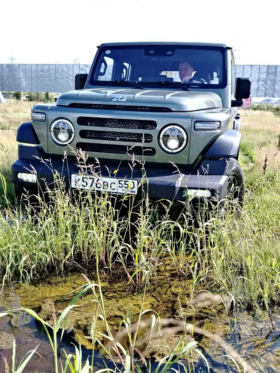 212 T01 в мокрой колее на внедорожном полигоне