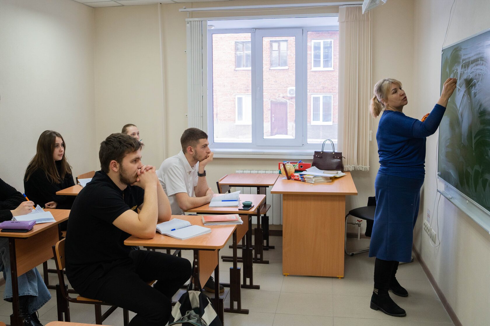 Нск экзамен. Учебный центр ученики. Школа на европейском берегу в Новосибирске.