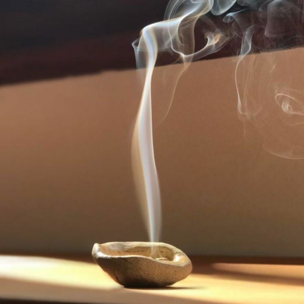 Ароматическая свеча на столе — расслабляющая атмосфера