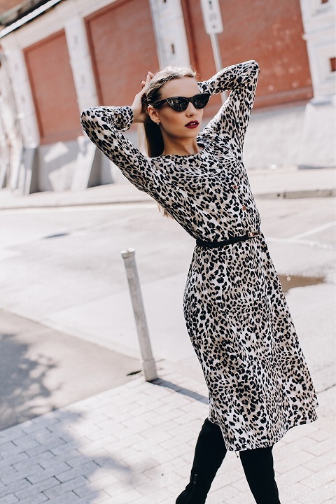 Платье с принтом леопарда с чем носить