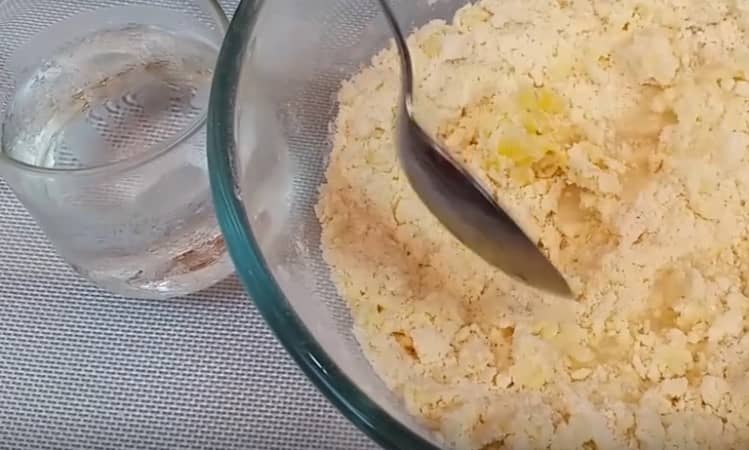 Приготовление пирога киш с курицей, грибами и сыром: шаг 3