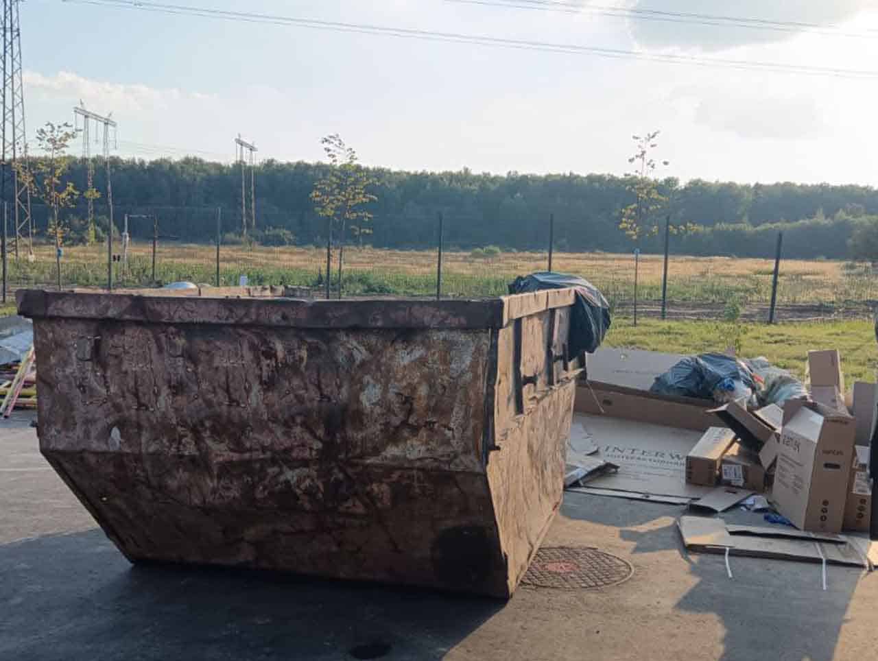 Контейнер для вывоза мусора после ремонта квартиры