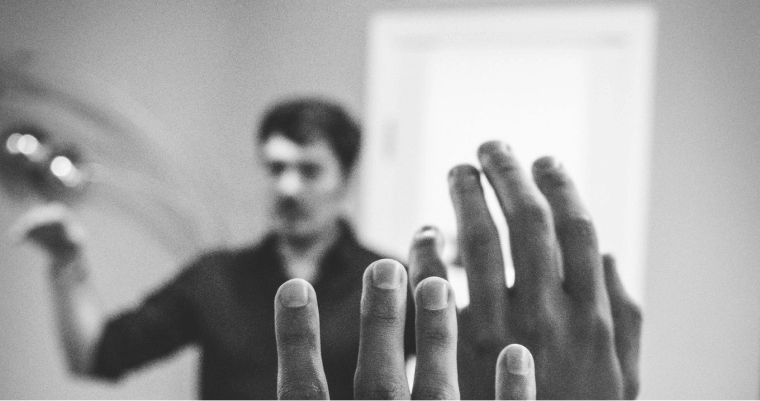 черно белое фото поднятые руки