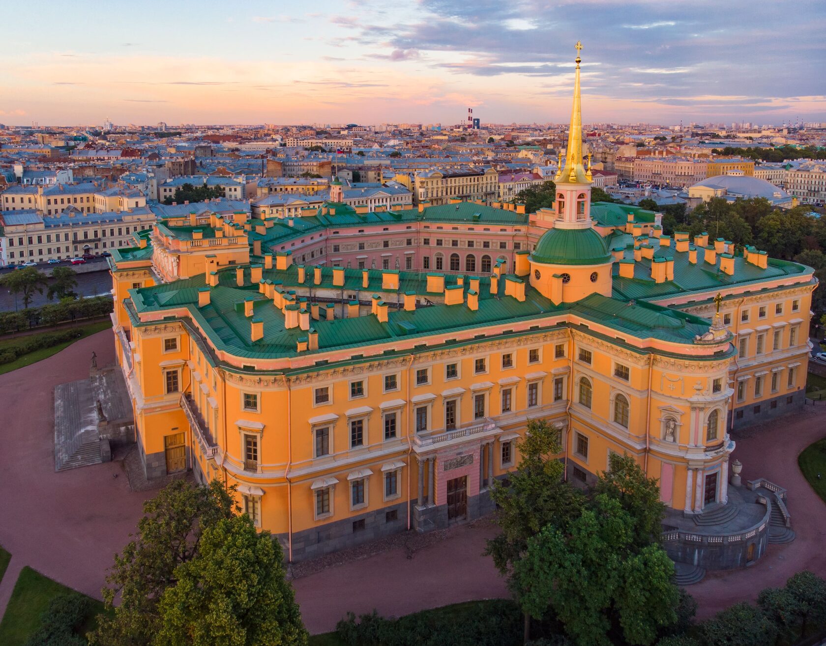 михайловский замок с высоты птичьего полета в петербурге