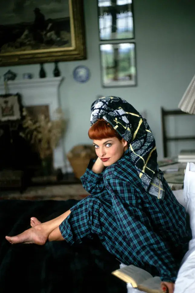В пижаме Brooks Brothers в съемке для Vogue, 1991. Фото: Артур Элгорт.