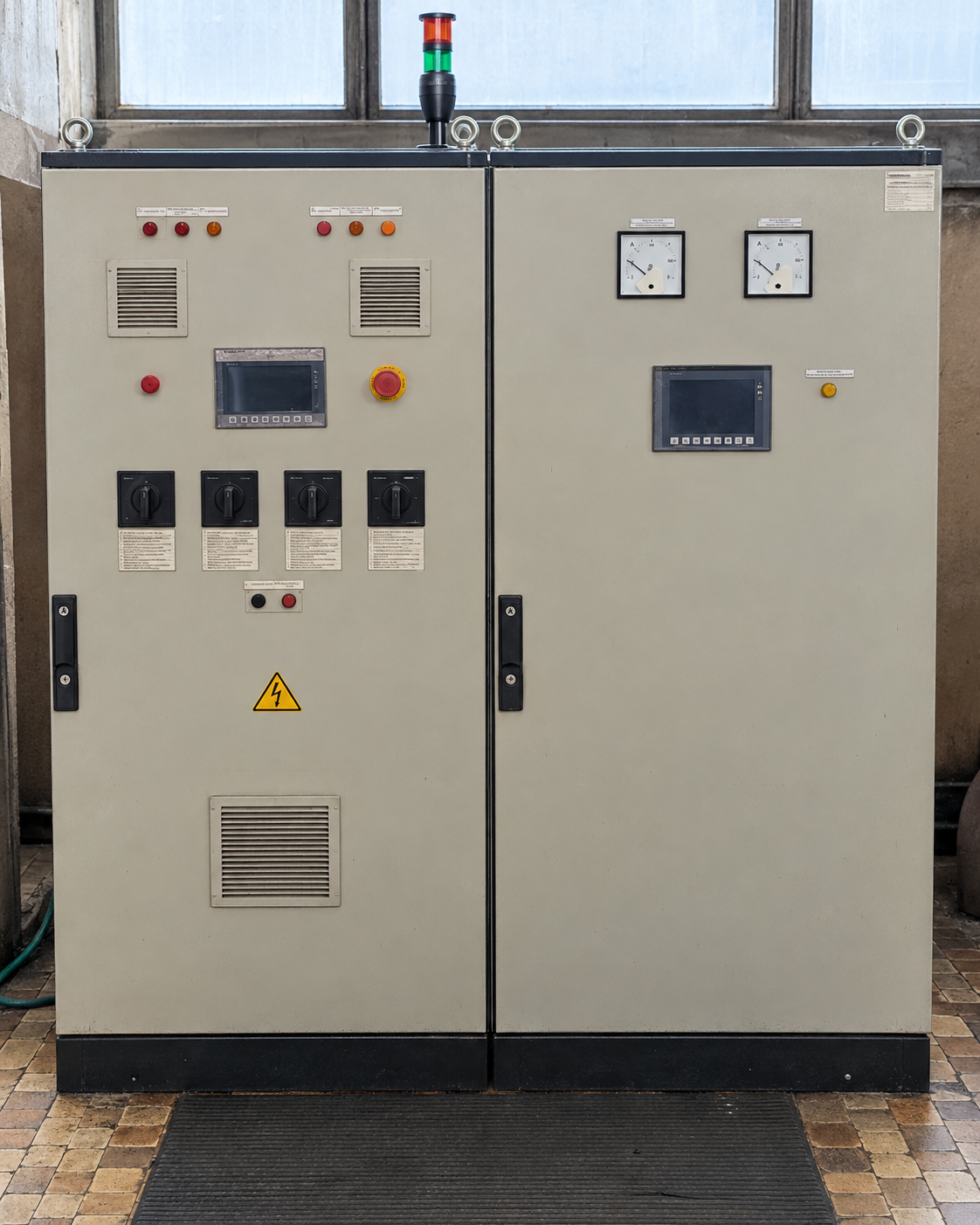 Новый шкаф управления САУТК и цифровой возбудитель К-500 — обработанная фотография