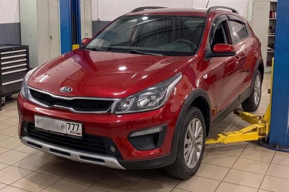 Kia Rio X-Line в боксе сервиса перед капремонтом АКПП A6GF1