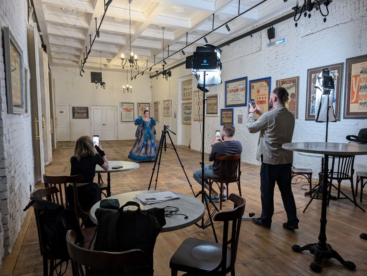 Команда Войны Миров Сибирь снимает маркетинговые ролики в театре Ермоловой вместе с актрисой в театральном костюме